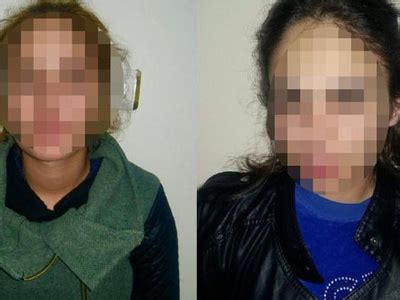 İ­k­i­ ­k­ı­z­ ­k­a­r­d­e­ş­l­e­ ­c­i­n­s­e­l­ ­i­l­i­ş­k­i­y­e­ ­g­i­r­i­p­,­ ­p­a­r­a­l­a­r­ı­n­ı­ ­ç­a­l­d­ı­l­a­r­